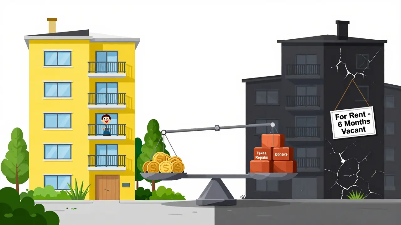 Две квартиры: одна в центре с жильцом, другая в заброшенном районе — пустая и с надписью '6 месяцев без арендатора'.