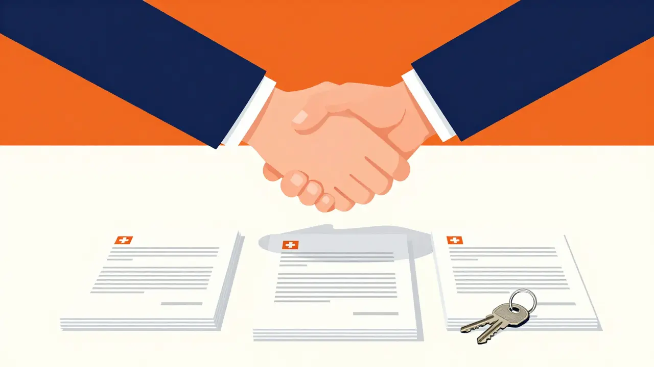 Рукопожатие над договорами купли-продажи и ключами от дома